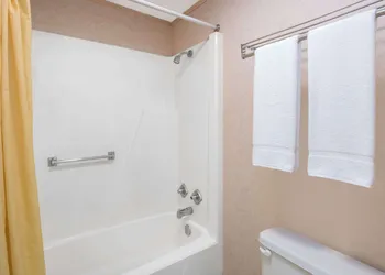 Knights Inn Canton hotel thumbnail 7