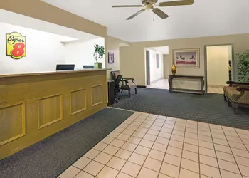 Super 8 by Wyndham Windsor hotel thumbnail 2