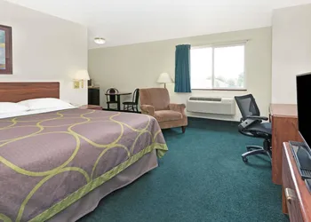 Super 8 by Wyndham Windsor hotel thumbnail 5
