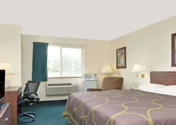 Super 8 by Wyndham Windsor hotel thumbnail 6