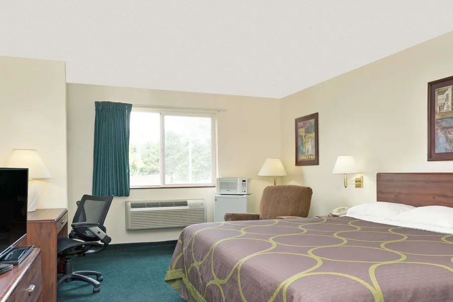 Super 8 by Wyndham Windsor hotel detail image 6