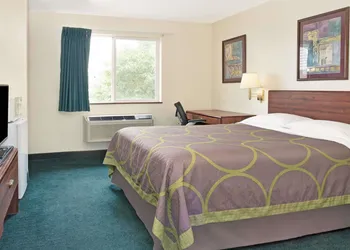 Super 8 by Wyndham Windsor hotel thumbnail 7