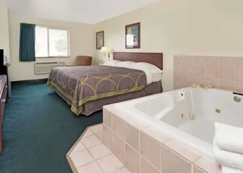 Super 8 by Wyndham Windsor hotel thumbnail 8