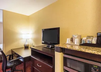 Comfort Suites Airport hotel thumbnail 5