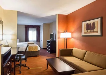 Comfort Suites Airport hotel thumbnail 7