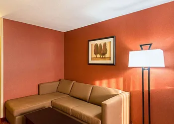 Comfort Suites Airport hotel thumbnail 8