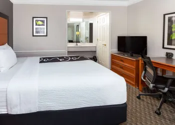 La Quinta Inn by Wyndham Laredo I-35 hotel thumbnail 5
