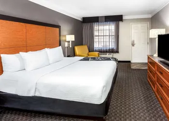 La Quinta Inn by Wyndham Laredo I-35 hotel thumbnail 8