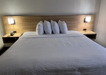 Days Inn by Wyndham McDonough hotel thumbnail 8