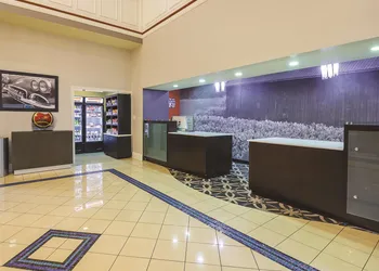 La Quinta Inn & Suites by Wyndham Bowling Green hotel thumbnail 2