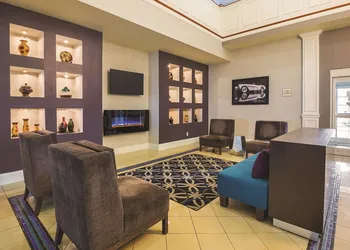 La Quinta Inn & Suites by Wyndham Bowling Green hotel thumbnail 3
