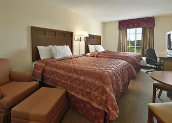 Super 8 by Wyndham Bowling Green North hotel thumbnail 4