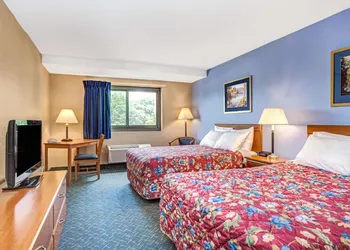 Super 8 by Wyndham Mahwah hotel thumbnail 6