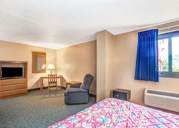 Super 8 by Wyndham Mahwah hotel thumbnail 7
