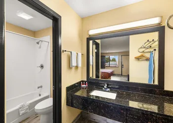 Econo Lodge Belton hotel thumbnail 7