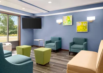 Days Inn & Suites by Wyndham Merrillville hotel thumbnail 3