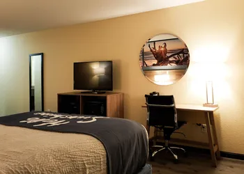 Days Inn & Suites by Wyndham Merrillville hotel thumbnail 8