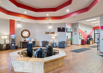 Ramada by Wyndham Sioux Falls Airport-Waterpark & Event Ctr hotel thumbnail 3