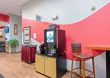 Ramada by Wyndham Sioux Falls Airport-Waterpark & Event Ctr hotel thumbnail 4