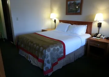Ramada by Wyndham Sioux Falls Airport-Waterpark & Event Ctr hotel thumbnail 6