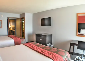 Ramada by Wyndham Sioux Falls Airport-Waterpark & Event Ctr hotel thumbnail 7