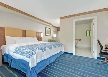Days Inn by Wyndham Ridgefield hotel thumbnail 8