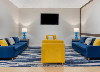 Comfort Inn & Suites Danbury-Bethel hotel thumbnail 3