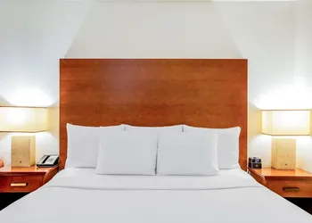 La Quinta Inn & Suites by Wyndham Danbury hotel thumbnail 6