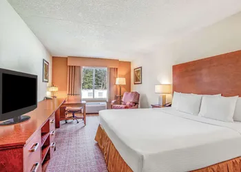 La Quinta Inn & Suites by Wyndham Danbury hotel thumbnail 8
