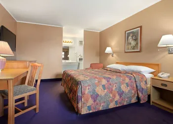 Travelodge by Wyndham Moose Jaw hotel thumbnail 7