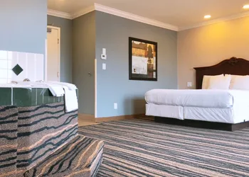 Days Inn by Wyndham Eureka CA hotel thumbnail 3
