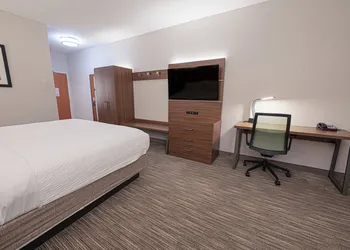 Holiday Inn Express Hotel & Suites East Lansing by IHG hotel thumbnail 4