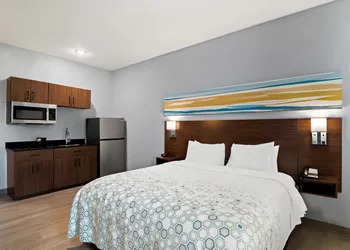 HomeTowne Studios by Red Roof East Lansing - Okemos hotel thumbnail 4