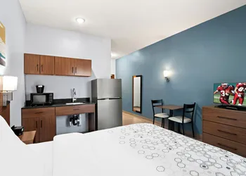 HomeTowne Studios by Red Roof East Lansing - Okemos hotel thumbnail 8