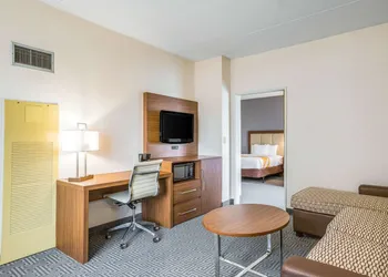 Quality Suites Lansing West hotel thumbnail 5