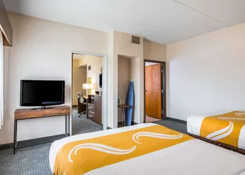 Quality Suites Lansing West hotel thumbnail 6