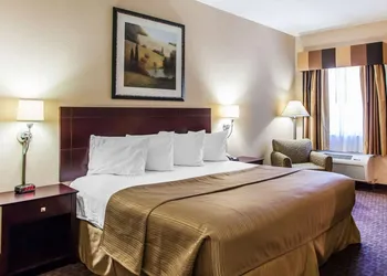 Quality Inn & Suites Peoria North hotel thumbnail 6