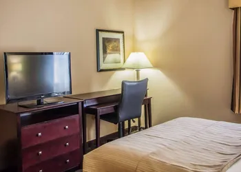 Quality Inn & Suites Peoria North hotel thumbnail 7