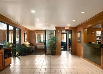 Super 8 by Wyndham Peoria East hotel thumbnail 2