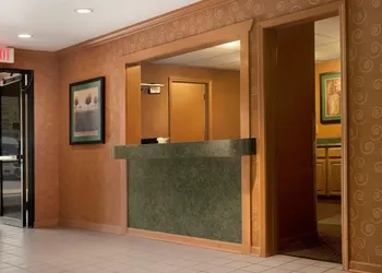 Super 8 by Wyndham Peoria East hotel thumbnail 3