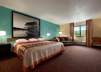Super 8 by Wyndham Peoria East hotel thumbnail 6
