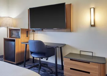 Fairfield Inn & Suites by Marriott Burlington hotel thumbnail 5