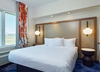 Fairfield Inn & Suites by Marriott Burlington hotel thumbnail 8