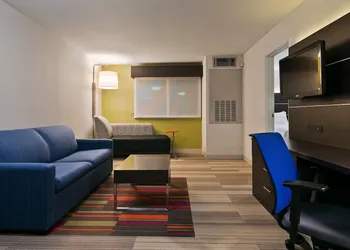 Holiday Inn Express & Suites Burlington by IHG hotel thumbnail 3
