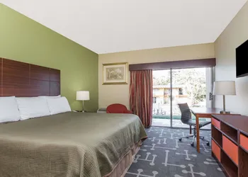 Howard Johnson by Wyndham Athens hotel thumbnail 4