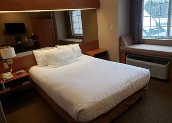 Parry Sound Inn & Suites hotel thumbnail 5