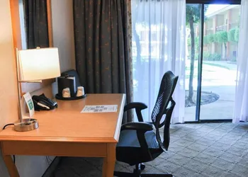 Piccadilly Inn Airport hotel thumbnail 8