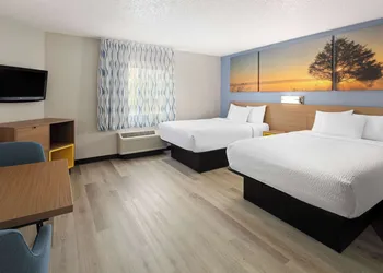Days Inn & Suites by Wyndham Green Bay WI. hotel thumbnail 5