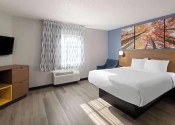 Days Inn & Suites by Wyndham Green Bay WI. hotel thumbnail 7