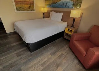 Days Inn & Suites by Wyndham Kaukauna WI hotel thumbnail 7